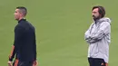 Pelatih Juventus,  Andrea Pirlo menyaksikan pemainnya berlatih di 'Juventus Training Center' di Turin (3/11/2020). Juventus akan bertanding melawan Ferencvaros pada Grup G Liga Champions di Puskas Arena. (AFP/Marco Bertorello)