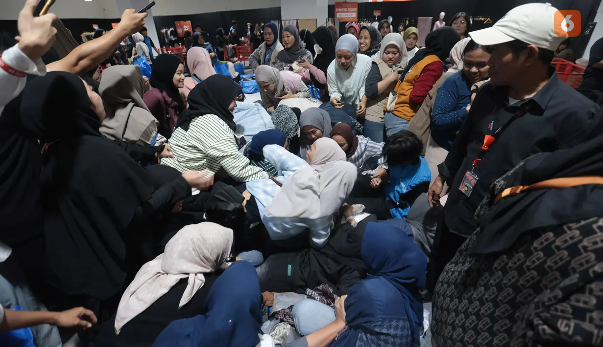 Seorang jastiper memilih pakaian yang dijual dengan harga diskon dalam pameran Imperfect Sale 2026 di Blok M Square, Jakarta, Jumat (30/10/2026). Berbagai produk ditawarkan untuk memenuhi kebutuhan pengunjung maupun pesanan pelanggan jasa titip. (KLY/Budy Santoso)