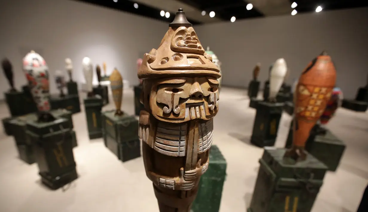 Replika bom karya seniman Lebanon, Katya Traboulsi saat dipamerkan di Salih Barakat Gallery, Beirut, Selasa (10/4). Pameran ini untuk mengenang perang saudara yang terjadi di Lebanon. (ANWAR AMRO/AFP)
