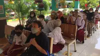 Vaksinasi Covid-19 untuk anak usia 6-11 tahun di SDN Kalibata 11, Jakarta Selatan dimulai pada Selasa (14/12/2021). (Liputan6.com/ Muhammad Radityo Priyasmoro)