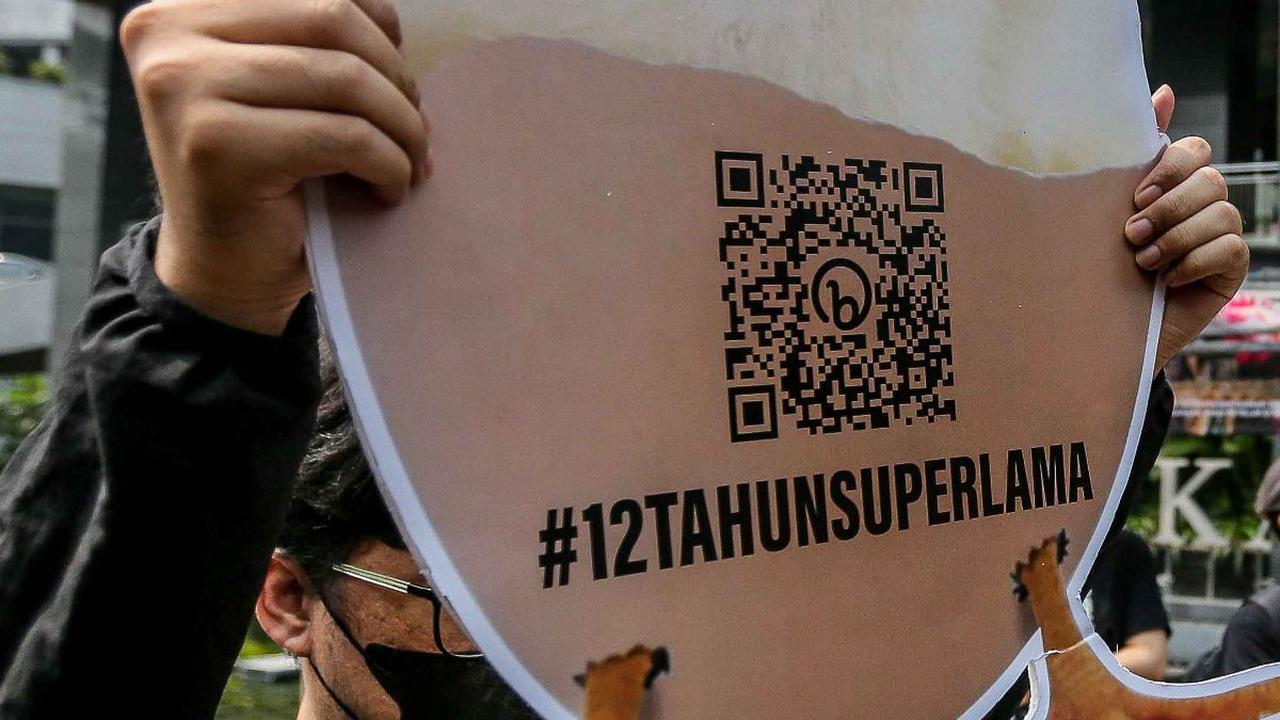 Kurungan ekstrem dari kandang baterai itu dapat membuat ayam mengalami frustrasi dan menjadi lebih rentan terhadap penyakit seperti osteoporosis.