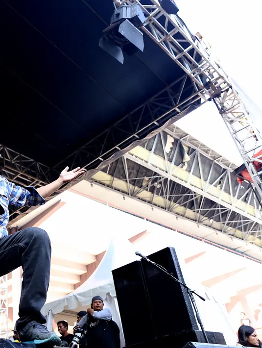 Yukie sang vokalis tampil enerjik saat mengisi panggung JakCloth yang digelar di Senayan, Jakarta pada Rabu (30/12/2015). Ia mengajak penonton untuk bernyanyi bersama. (Andy Masela/Bintang.com)