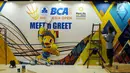 Pekerja bersiap menyelesaikan dekorasi stand Meet n Greet yang ada di area Indonesia Open 2017 di Jakarta Convention Centre, Senin (12/6). Indonesia Open 2017 berlangsung mulai hari ini (12/6) hingga Minggu (18/2). (Liputan6.com/Helmi Fithriansyah)