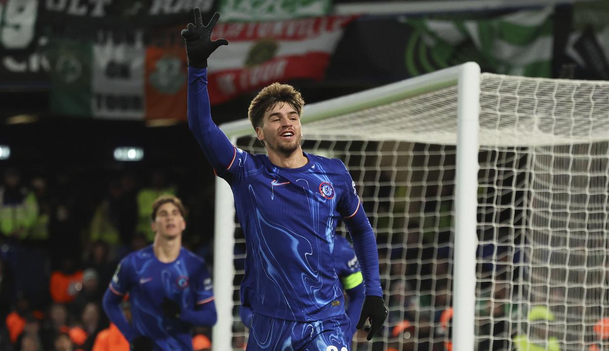 Pemain Chelsea, Marc Guiu merayakan hattrick-nya ke gawang Shamrock Rovers pada laga lanjutan UEFA Conference League di Stamford Bridge, London, Inggris, Jumat (20/12/2024) WIB. (AP Photo/Ian Walton)