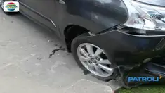 Pelaku cemburu lantaran mendapati sang istri sedang bersama korban di dalam mobil korban.