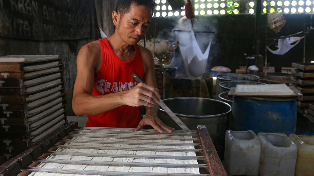 FOTO: Perajin Tahu Tertekan Kenaikan Harga Kedelai