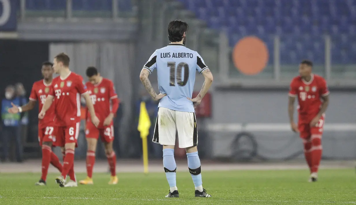 Gelandang Lazio, Luis Alberto tampak kecewa usai timnya kebobolan gol keempat melalui gol bunuh diri saat menghadapi Bayern Munich dalam laga leg pertama babak 16 besar Liga Champions 2020/21 di Olimpico Stadium, Selasa (23/2/2021). Lazio kalah 1-4 dari Bayern Munich. (AP/Gregorio Borgia)