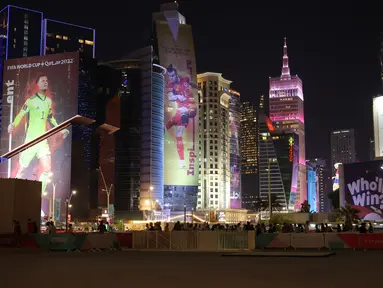 Foto-foto atau gambar para bintang piala dunia banyak dipajang di gedung-gedung pencakar langit di daerah West Bay, The Corniche, Doha. (Bola.com/Ade Yusuf Satria)