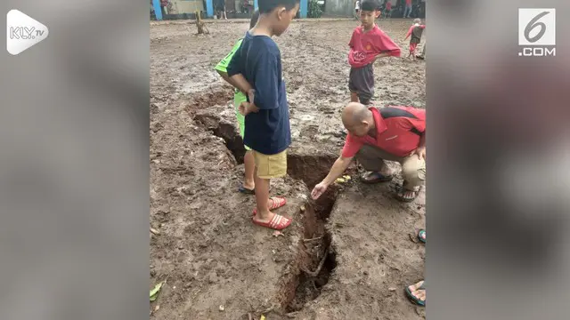 VIDEO: Tanah Terbelah di Depok Bikin Heboh Warga