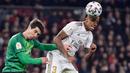 Pemain Real Sociedad, Aritz Elustondo (kiri) berebut bola dengan bek Real Madrid, Eder Militao pada laga perempat final Copa del Rey di Santiago Bernabeu, Kamis (6/2/2020). Real Madrid gagal melaju ke semifinal Copa del Rey setelah dibungkam Real Sociedad dengan skor 3-4. (JAVIER SORIANO/AFP)