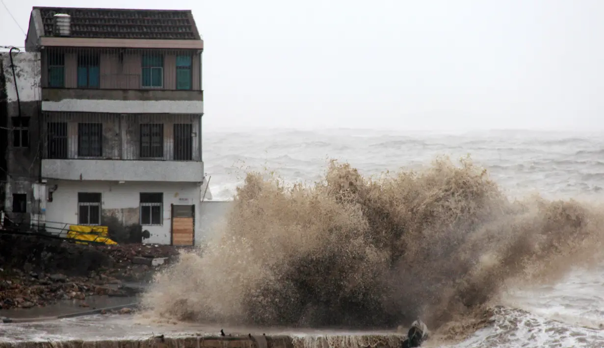 Ombak besar yang diakibatkan terpaan Topan Maria menghantam sebuah bangunan di pantai dekat Wenling, Provinsi Zhejiang, China, Rabu (11/7). (AFP)