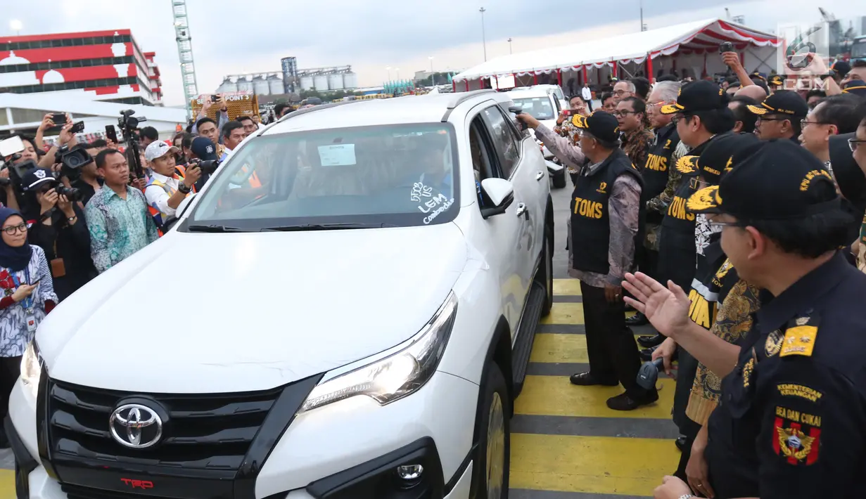 Menko Bidang Perekonomian Darmin Nasution saat meluncurkan simplifikasi prosedur ekspor mobil utuh (completely build up/CBU) di PT Indonesia Kendaraan Terminal (IKT), Pelabuhan Tanjung Priok, Jakarta, Selasa (12/2). (Liputan6.com/Angga Yuniar)