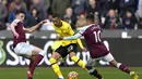 Gelandang Chelsea, Hakim Ziyech berusaha melewati dua pemain West Ham United, Declan Rice dan Manuel Lanzini pada pertandingan lanjutan Liga Inggris di stadion London di London Timur (4/12/2021). West Ham menang atas Chelsea dengan skor 3-2. (AP Photo/Alastair Grant )