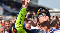 Selebrasi pembalap Movistar Yamaha, Valentino Rossi usai finis ketiga MotoGP Prancis 2018 di Sirkuit Le Mans. (JEAN-FRANCOIS MONIER / AFP)