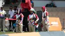 Tim Panahan Putri Indonesia, Titik Kusunawardani ,Linda Lestari, Diananda Choirunisa saat melihat hasil bidikan di MSN Archery Centre, Kuala Lumpur, Malaysia, Selasa (21/8). Indonesia kalah dari Malaysia dengan skor 1-5. (Bola.com/Liputan6/Faizal Fanani)