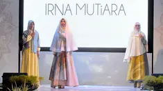 Model memperagakan busana rancangan Irna Mutiara dan siswi SMK binaan di Kudus, Jawa Tengah, Rabu (11/3/2015). Fashion show tersebut merupakan bagian dari peresmian SMK NU Banat sebagai sekolah fashion, khusus busana muslim. (Liputan6.com/Panji Diksana)