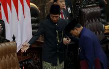 VIDEO: Kode Jokowi Kepalkan Dua Tangan Disambut Prabowo Jelang Pelantikan Presiden di MPR/DPR