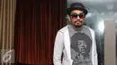 Glenn Fredly berpose usai jumpa pres aplikasi Alfatainment di kawasan Pangeran Antasari, Jakarta, Rabu (27/04). Glenn mengaku menyukai perempuan yang tidak munafik. (Liputan6.com/Herman Zakharia)