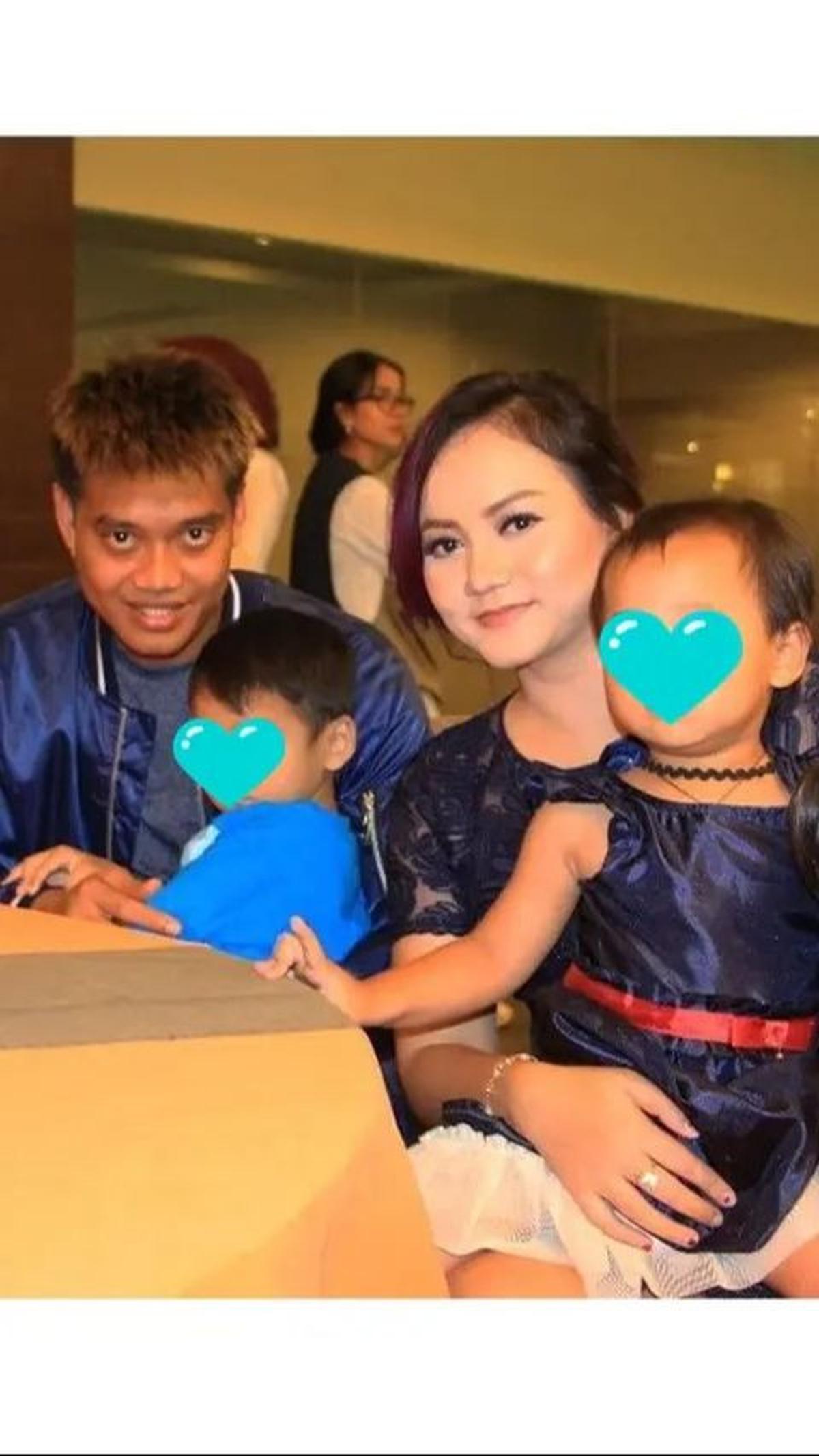 Terlihat bahwa meski bukan foto baru, Kurnia Meiga selalu mengekspresikan rasa syukur karena kehadiran istri yang setia mendampinginya.