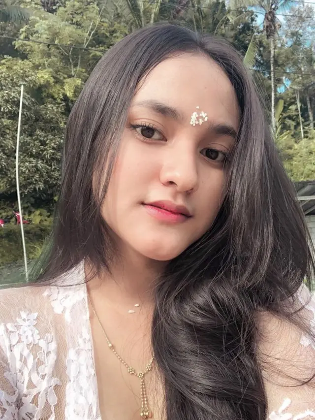 6 Potret Selma Contana Selebgram yang Disebut Mirip Syifa Hadju, Bak Saudara Kembar