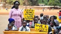 Para murid sekolah dasar Kenya memegang plakat untuk mengekspresikan dukungan kepada China di Nairobi, ibu kota Kenya, pada 19 Februari 2020. Banyak anak di seluruh dunia membuat lukisan sebagai wujud solidaritas terhadap perjuangan China memerangi epidemi coronavirus baru. (Xinhua/Li Yan)