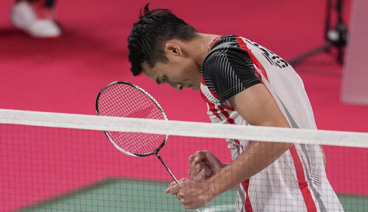 Hasil kemenangan tersebut membuat Jonatan Christie menjadi pemuncak klasemen Grup G dan kantongi tiket ke 16 besar bulu tangkis nomor tunggal putra Olimpiade Tokyo 2020. (Foto: AP/Dita Alangkara)