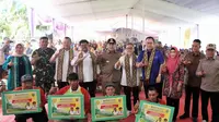 Menteri Pertanian Syahrul Yasin Limpo melakukan tanam kedelai di Pekon Banjar Masin Kecamatan Bulok Kabupaten Tanggamus, Lampung, Jumat, 2 Juni 2023.