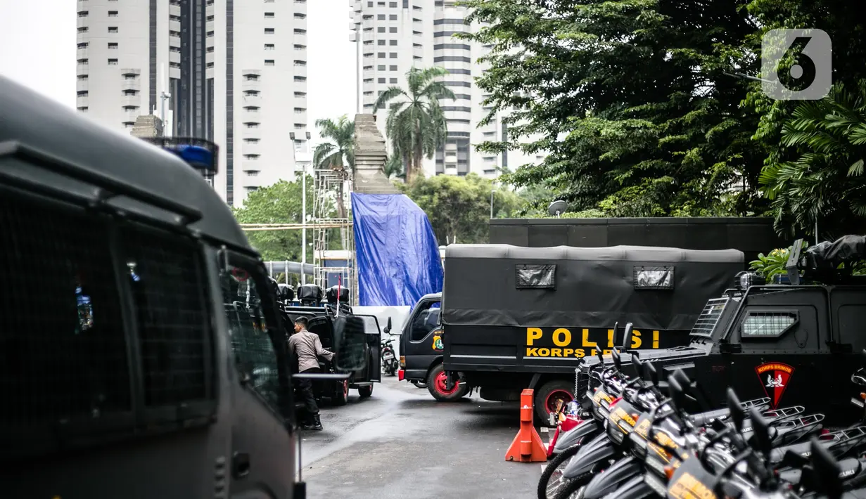 Petugas kepolisian menyiapkan mobil taktis untuk pengamanan terkait pemeriksaan Rizieq Shihab di Polda Metro Jaya, Jakarta, Senin (7/12/2020). Polda Metro Jaya mengagendakan pemeriksaan terhadap Habib Rizieq Shihab (HRS) hari ini. (Liputan6.com/Faizal Fanani)