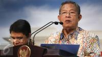 Menko Perekonomian Darmin Nasution memberi keterangan usai Rapat Terbatas di Kantor Kepresidenan, Jakarta, Rabu (16/9). Presiden Jokowi meminta seluruh kementerian membuat terobosan untuk memudahkan investasi di Indonesia. (Liputan6.com/Faizal Fanani)