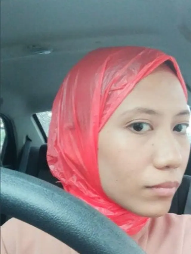 pakai hijab dari plastik
