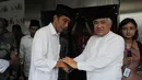 Capres Joko Widodo tampak bersalaman dengan Ketua Umum PP Muhammadiyah Din Syamsudin. (Liputan6.com/Herman Zakharia)