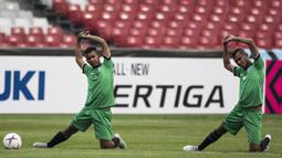 Para pemain Timor Leste melakukan pemanasan saat latihan di SUGBK, Jakarta, Senin (12/11). Latihan ini persiapan jelang laga Piala AFF 2018 melawan Timnas Indonesia. (Bola.com/Vitalis Yogi Trisna)
