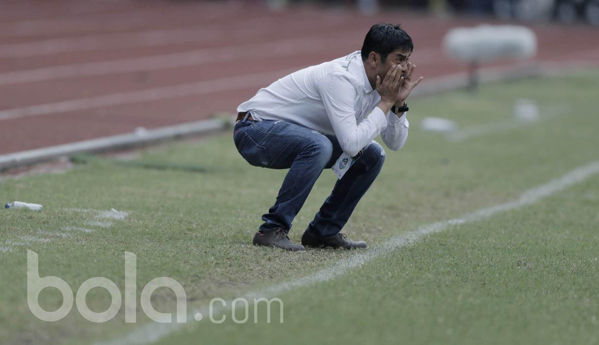 Ekspresi Pelatih Semen Padang, Nil Maizar, saat memberikan arahan kepada anak asuhnya pada laga melawan Semen Padang di Stadion Patriot, Bekasi, Sabtu (20/05/2017). Bhayangkara FC menang 1-0. (Bola.com/M Iqbal Ichsan)