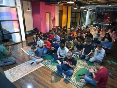 Sejumlah karyawan KLY mengikuti doa bersama yang dipimpin Luqman Rimadi dari Liputan6.com untuk mendoakan Arie Basuki dan rombongan yang hilang kontak saat menjalankan tugas jurnalistik di Selat Sunda, Kamis (10/9/2026). (KLY/Budy Santoso)