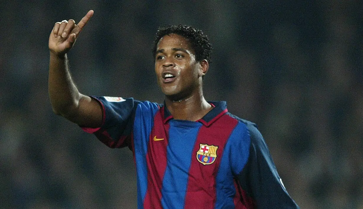 2. Patrick Kluivert - Patrick Kluivert berhasil meraih gelar juara La Liga pada musim pertamanya di Barcelona. Pemain asal Belanda ini menorehkan 122 gol dari 257 pertandingannya bersama Barcelona. (AFP/Lluis Gene)