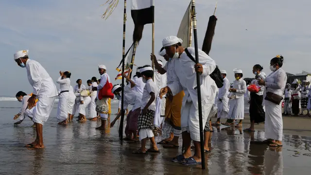 Ritual Melasti Jelang Nyepi di Bali