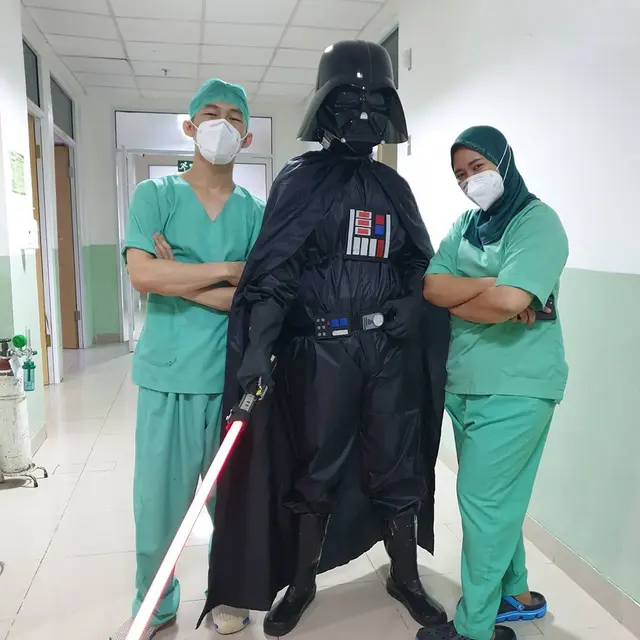7 Potret Dokter Pakai APD dengan Cosplay Pahlawan Super Ini Viral