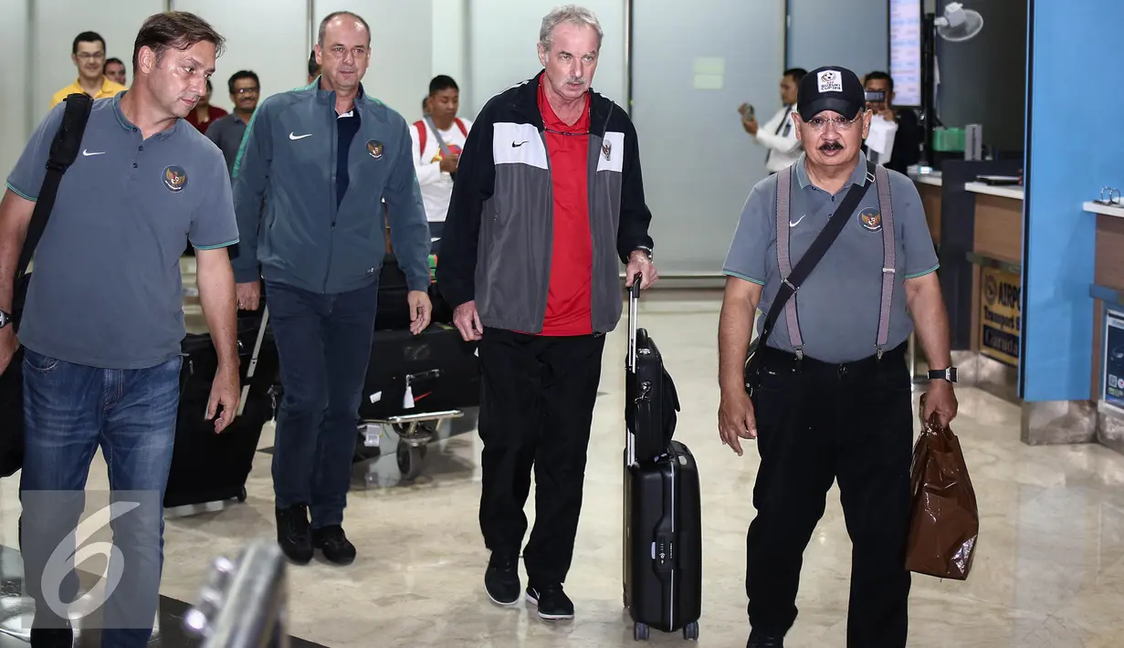 Pelatih Tim Nasional Indonesia Alfred Riedl tiba di Bandara Soekarno Hatta, Jakarta, Kamis (8/12). Kedatangan skuat asuhan Alfred Riedl ini disambut Menteri Pemuda dan Olahraga Imam Nahrawi. (Liputan6.com/Faizal Fanani)