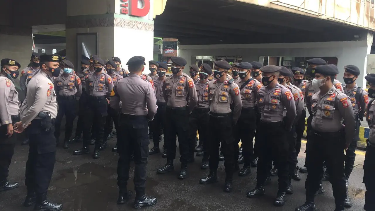 Sejumlah polisi bersiap pukul 07.30 WIB tadi di depan Blok A Pasar Tanah Abang