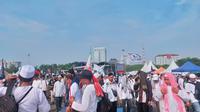Para Peserta Aksi Membubarkan Diri Pada Pukul 08.24 WIB. Panitia Menghimbau Peserta Untuk Memungut Sampah Disekitaran Lokasi Aksi 212. ( Fotografer : Rizki Putra Aslendra)