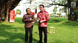 Menteri Sekretaris Negara (Mensesneg) Pratikno bersama Kepala Badan Ekonomi Kreatif (Bekraf) Triawan Munaf saat memberikan keterangan kepada wartawan di taman Istana, Jakarta, Jumat (28/7).  (Liputan6.com/Angga Yuniar)