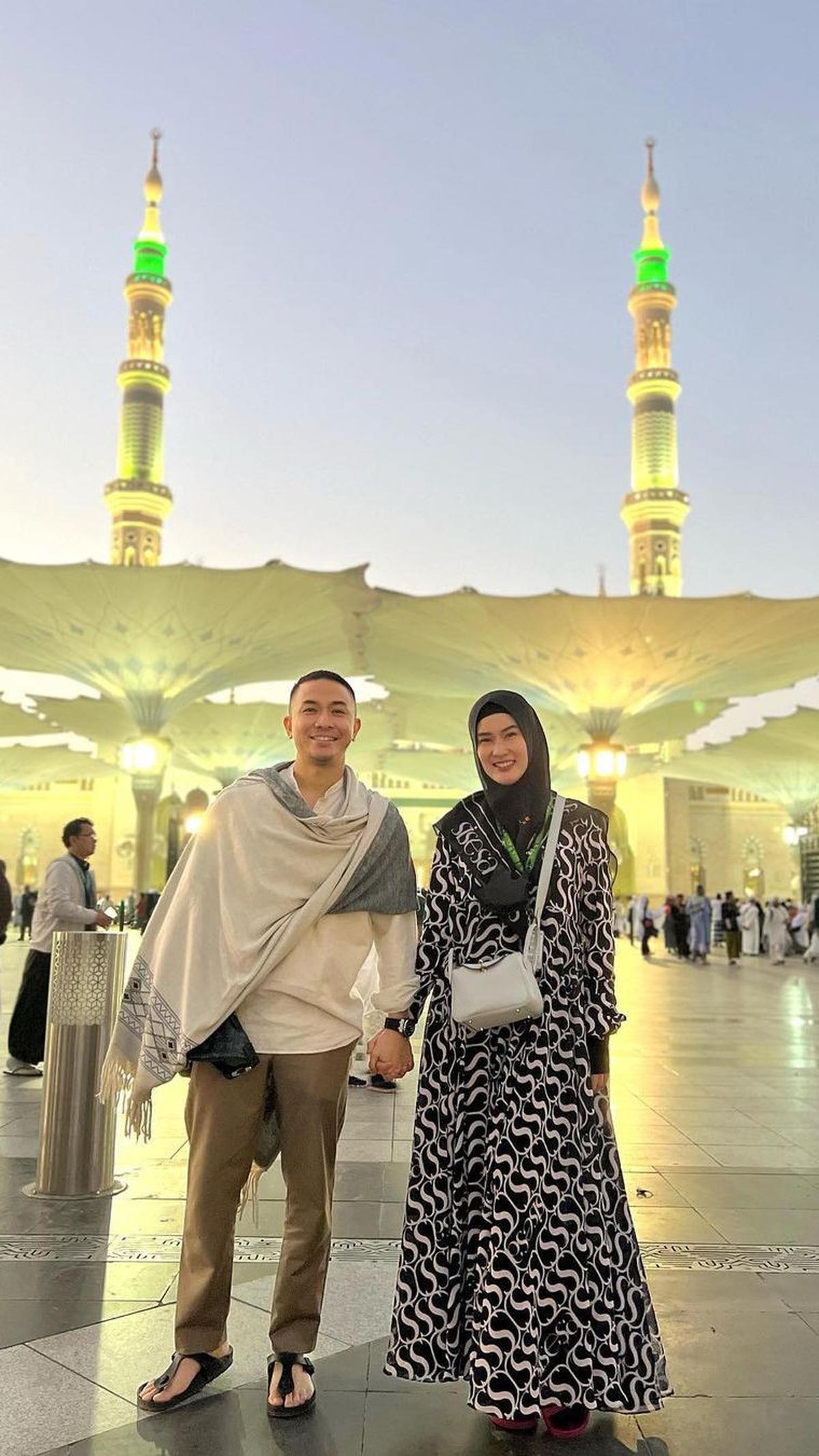 Pada Februari 2023 lalu, Stevi dan suami melakukan ibadah umroh di Tanah Suci. Ini potret manis keduanya.&nbsp;
