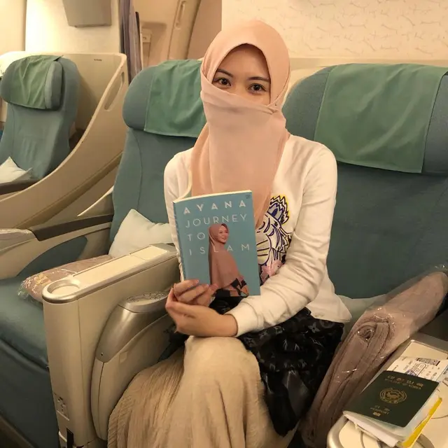 10 Tahun Jadi Mualaf, Ini 6 Potret Ayana Moon Pakai Cadar