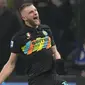 Pada menit ke-67 Inter Milan unggul 2-1 melalui gol Milan Skriniar. Ia berhasil meneruskan umpan tendangan bebas Alessandro Bastoni. (AP/Antonio Calanni)