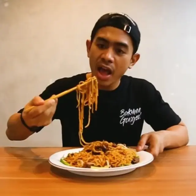 Ada Menu Porsi Jumbo di Gerai Bakmi Food Vlogger Tanboy Kun