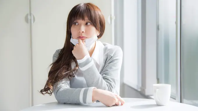 perempuan menggunakan masker