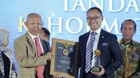 Pimpinan Komisi VII DPR RI Eddy Soeparno menerima penghargaan sekaligus tanda kehormatan sebagai Tokoh Penjaga Kebijakan Energi. (Ist).