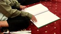 Penyandang disabilitas netra jalankan ibadah membaca Al-Quran Braille di Masjid Istiqlal Jakarta. Foto: Liputan6.com/Ade Nasihudin.