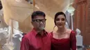 Ashanty dan Anang Hermansyah kompak hadir mengenakan baju merah. Ashanty dibalut long dress merah blink-blink, sedangkan Anang mengenakan kemeja merahnya. [@ashanty_ash]