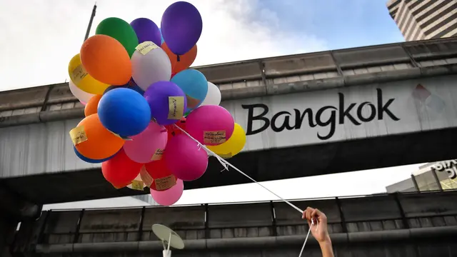 Aksi Pengunjuk Rasa di Bangkok Bawa Balon Protes Pembelian Kapal Selam